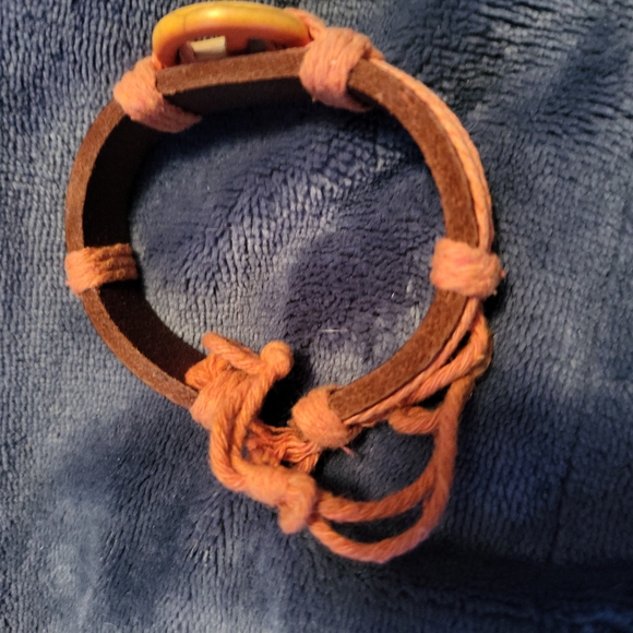 Peace-related grouping of three items. A pendant, a bracelet and a pill holder. - Picture 4 of 10